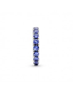 Hand-finished in sterling silver, this Eternity ring has been embellished with sparkling blue crystals. samparfums.es 2