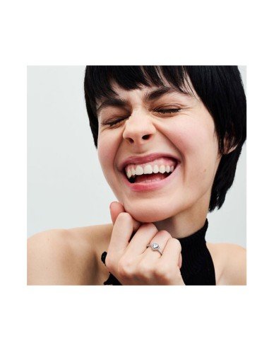Anello Pandora con cuore in rilievo: amore ed eleganza da Sam Parfums