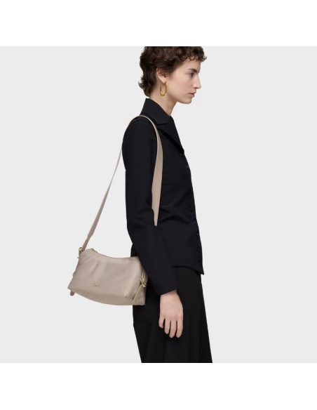 Bandolera pequeña topo Tous Buckles Soft: estilo sostenible y seguro para tu día a día