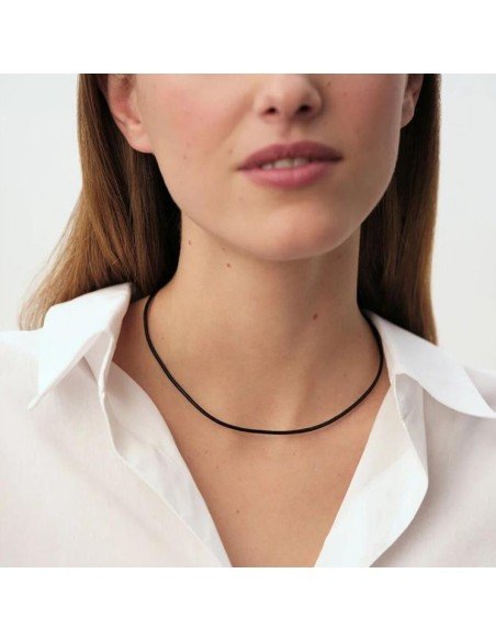 Colar curto em pele preta e ouro da Agatha: elegância moderna e versatilidade distinta