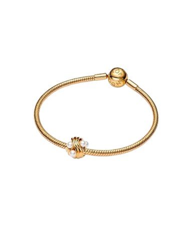 Pandora Shine Abstrakte Wellen Charme: Maritime Eleganz in Gelbgold und lackierten Perlen