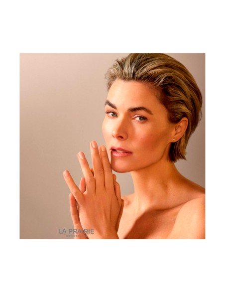 Revitalisez votre peau avec La Prairie Gold Revitalising Essence - un luxe anti-âge efficace