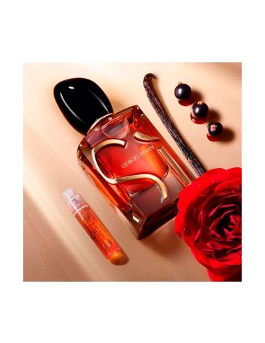 Giorgio Armani Sì Parfum: feminine sophistication in every enveloping and elegant note.