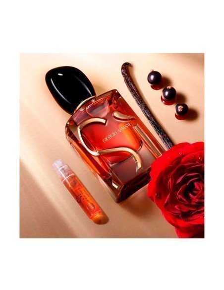 Giorgio Armani Sì Parfum: sofisticação feminina em cada nota envolvente e elegante.