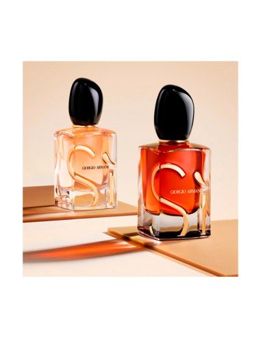 Giorgio Armani Sì Parfum: sofisticação feminina em cada nota envolvente e elegante.