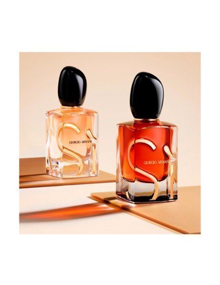 Giorgio Armani Sì Parfum: feminine Raffinesse in jeder umhüllenden und eleganten Note.