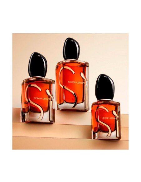 Giorgio Armani Sì Parfum: feminine sophistication in every enveloping and elegant note.