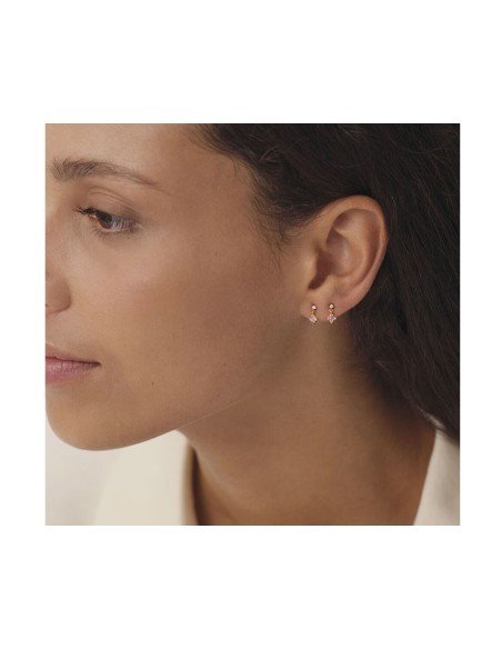 Brincos curtos Agatha Beloved: elegância floral em prata dourada e zircónias