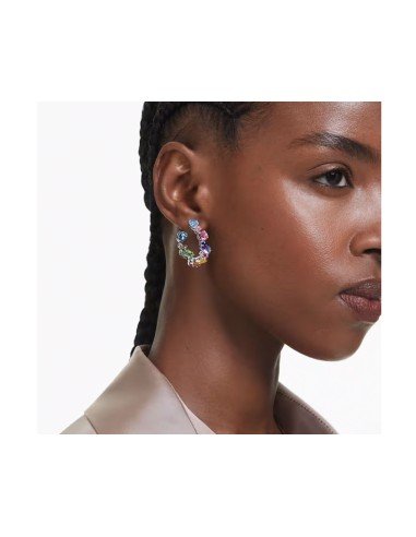 Orecchini a cerchio con gemme Swarovski: eleganza multicolore e rodiatura.