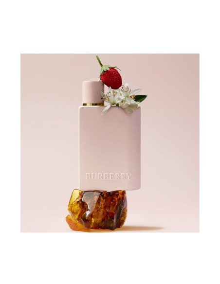 Descubra Burberry Her Parfum: sofisticação floral e amadeirada para a mulher ousada.